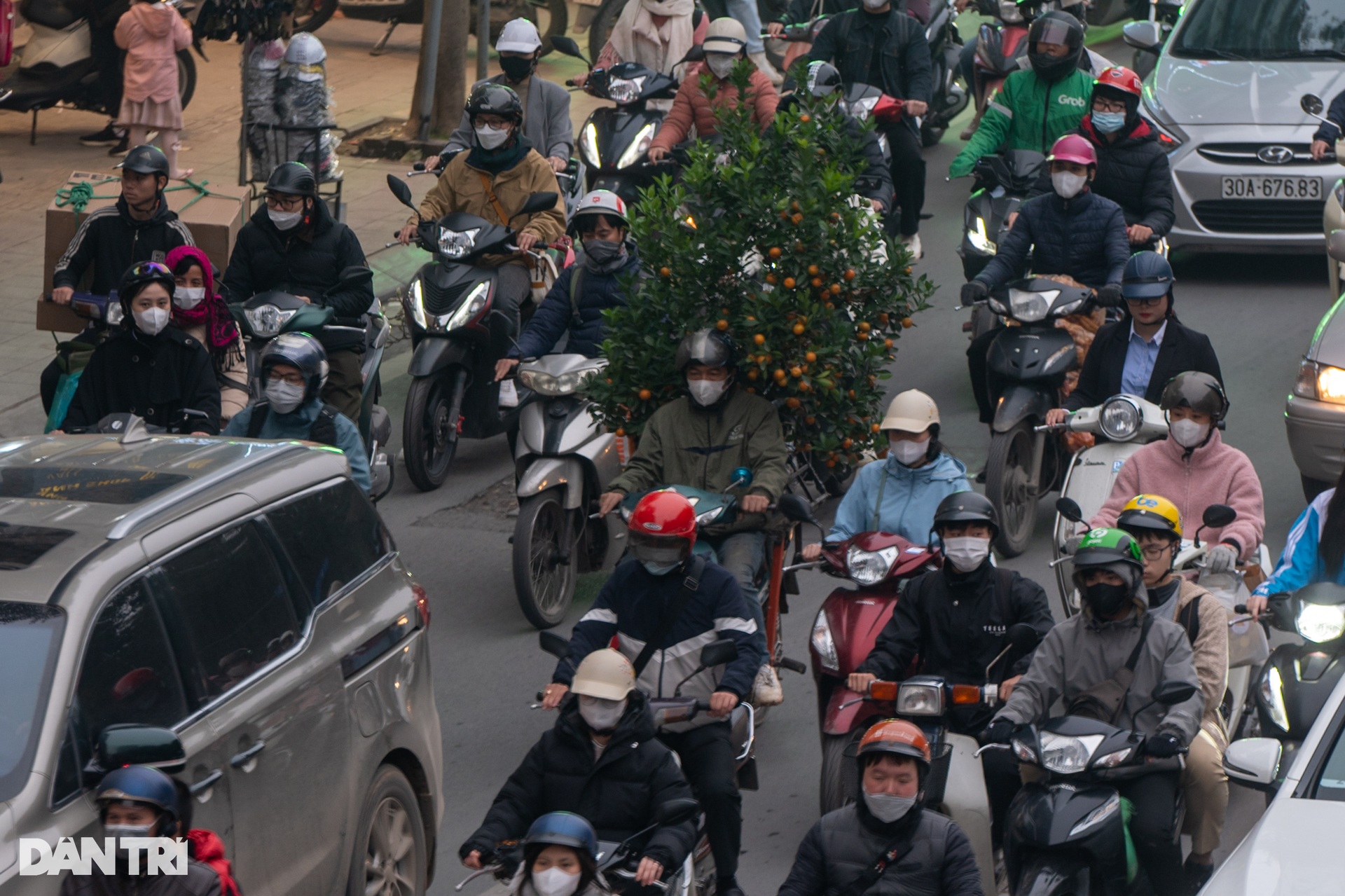 Nhiều tuyến đường nội thành Hà Nội ùn tắc những ngày giáp Tết - 10 Nhiều tuyến đường nội thành Hà Nội ùn tắc những ngày giáp Tết - 10