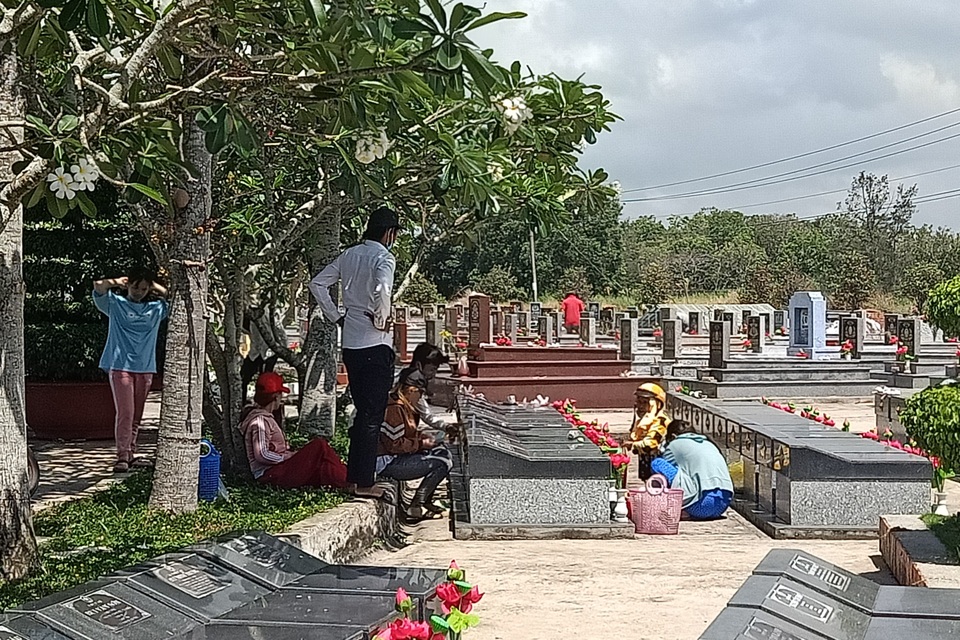 Vướng Covid-19, người dân cúng Tết thanh minh tại gia - 2 Vướng Covid-19, người dân cúng Tết thanh minh tại gia - 2