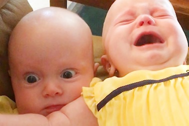 Những em bé sinh đôi ngộ nghĩnh