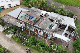 Cận cảnh hiện trường lốc xoáy tàn phá nhà dân