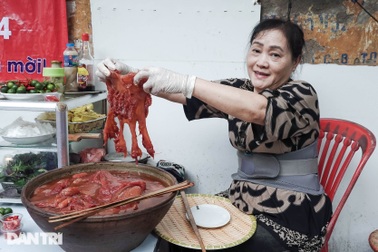 Quán sứa giá "chát nhất" Hà Nội vẫn đông kín khách nhờ bí kíp 3 đời