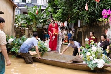 Đám cưới mùa lũ: Bắc ghế đi ăn cỗ, chèo thuyền hoa đón dâu