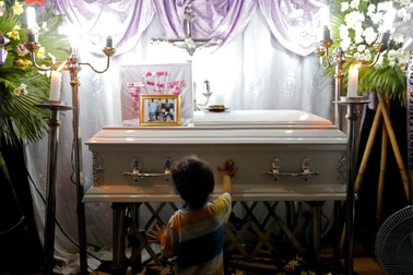 Philippines chấn động vụ em bé 3 tuổi bị bắn chết trong cuộc chiến chống ma túy