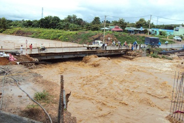 Mưa lớn đe doạ tắc đường Hồ Chí Minh