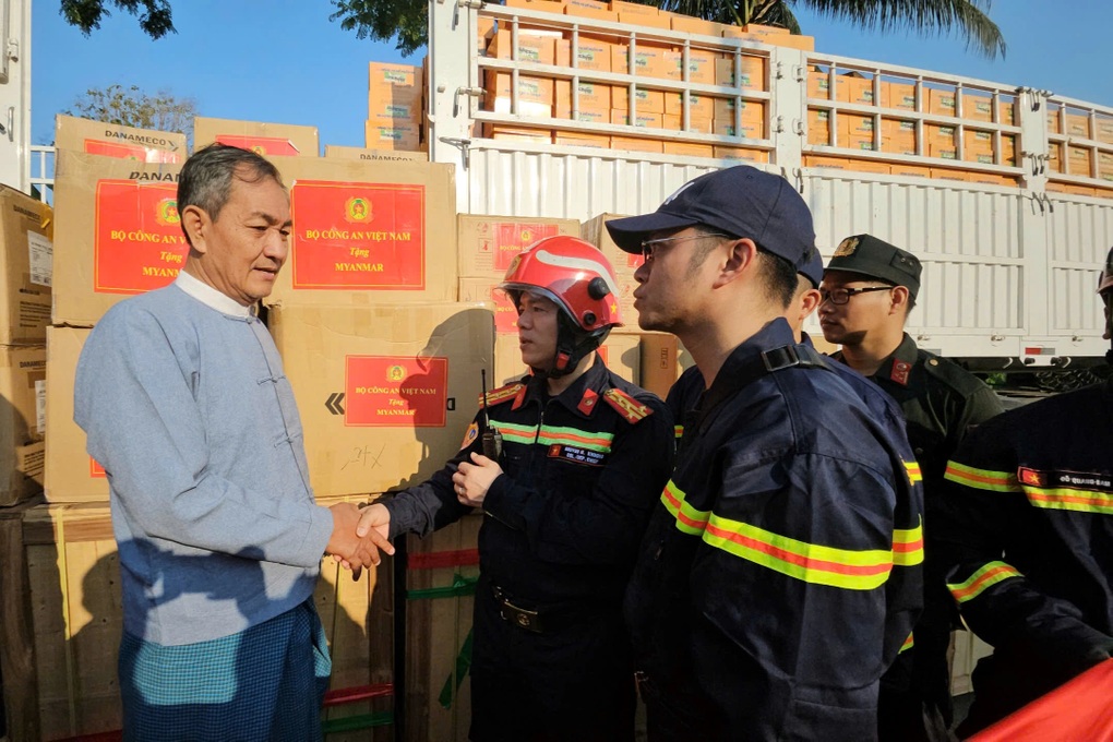Việt Nam trao tặng gần 3 tấn hàng cứu trợ cho Myanmar - 1 Việt Nam trao tặng gần 3 tấn hàng cứu trợ cho Myanmar - 1