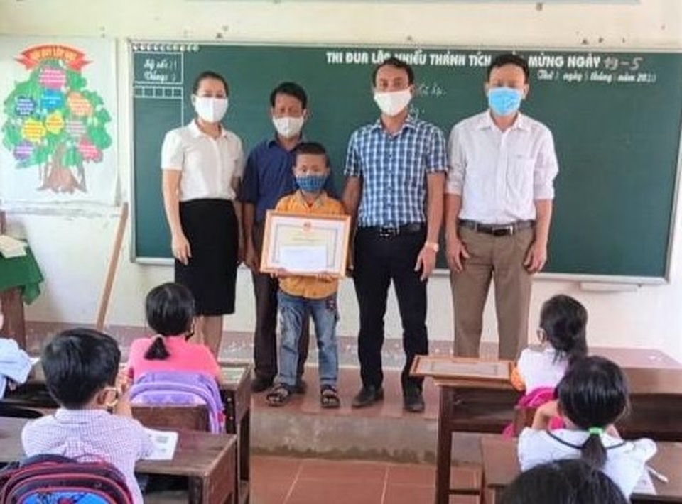 Trao Bằng khen của Bộ GDĐT cho học sinh cứu hai người khỏi đuối nước - 1 Trao Bằng khen của Bộ GDĐT cho học sinh cứu hai người khỏi đuối nước - 1