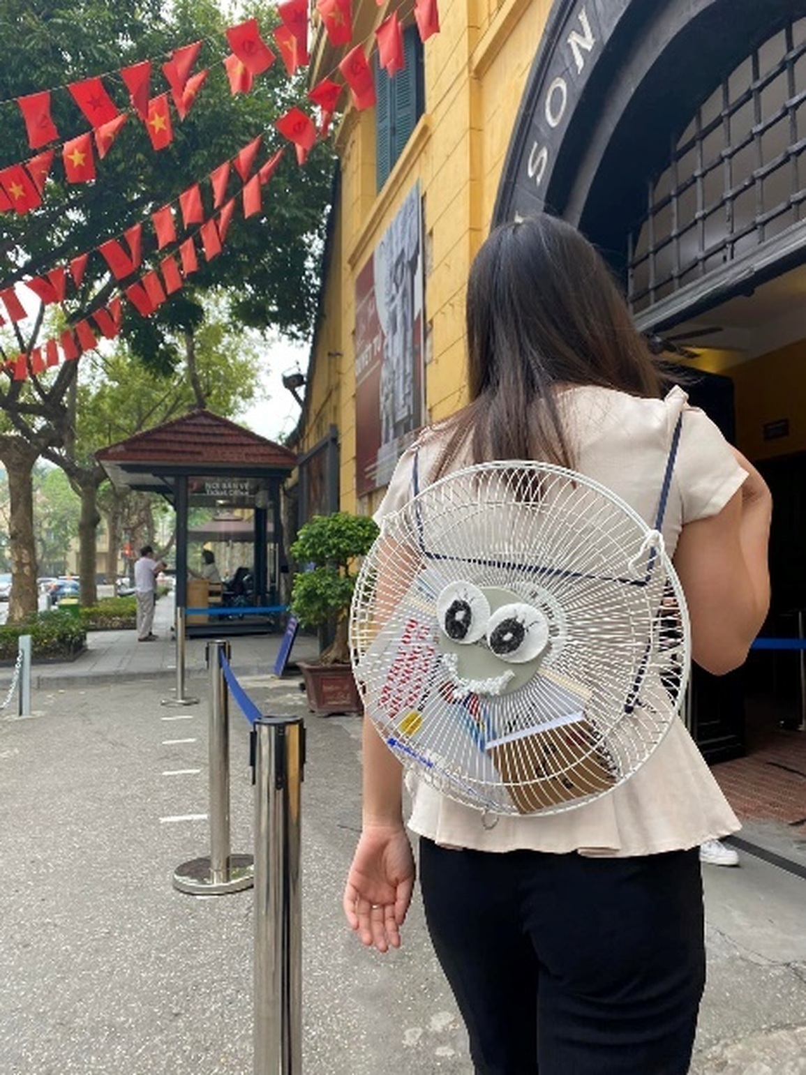 Học sinh, sinh viên đua nhau theo trào lưu Ngày không dùng cặp sách - 5 Học sinh, sinh viên đua nhau theo trào lưu Ngày không dùng cặp sách - 5