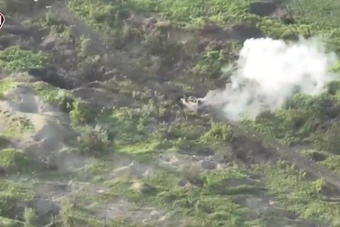 Pháo binh Ukraine tập kích, bắn cháy xe bọc thép Nga