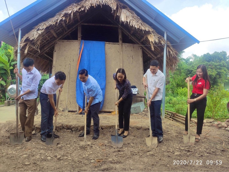 Chính quyền cùng bạn đọc Dân trí xây nhà tặng người phụ nữ tật nguyền - 4 Chính quyền cùng bạn đọc Dân trí xây nhà tặng người phụ nữ tật nguyền - 4