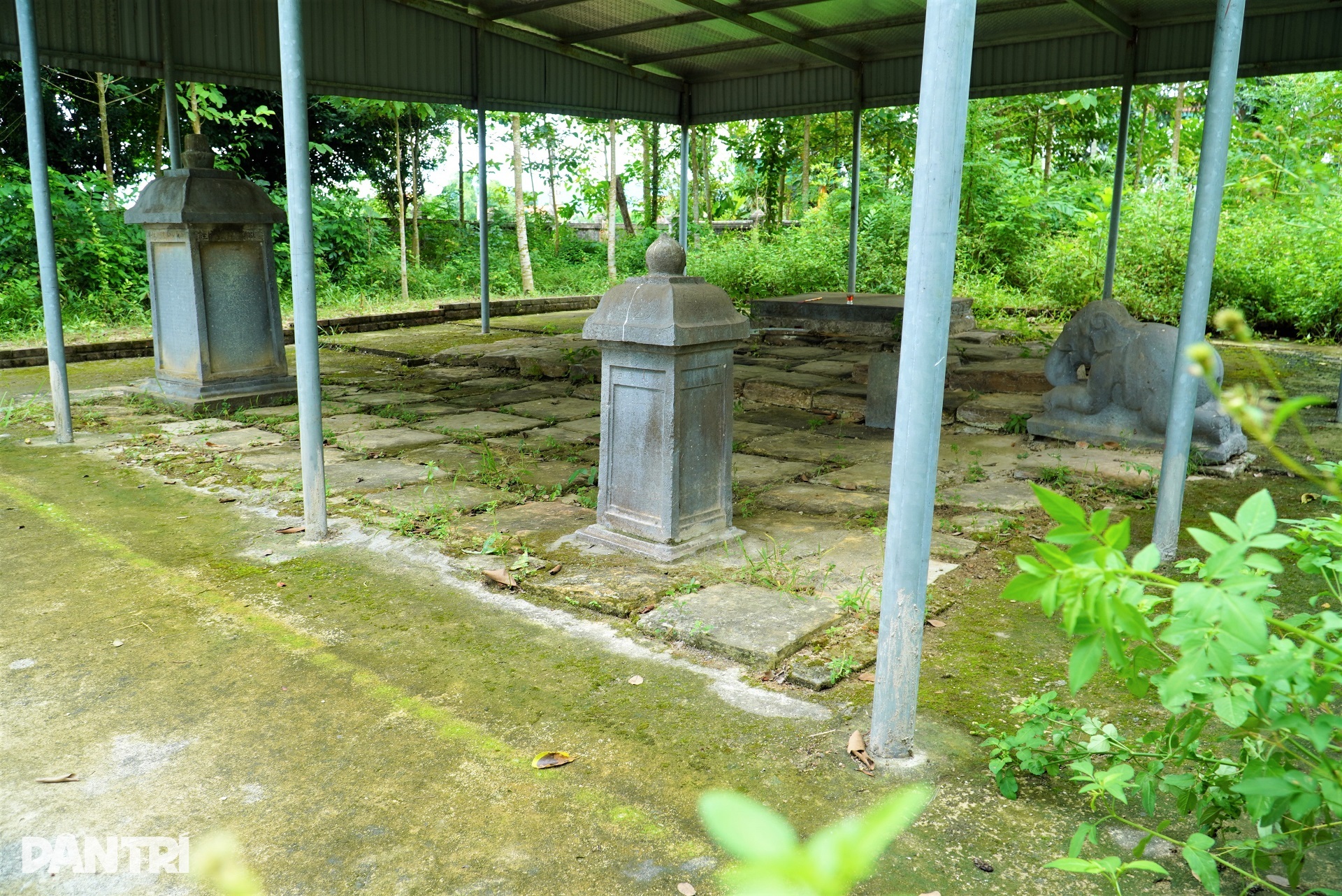 Cảnh tượng khó tin về nơi lưu giữ tấm bia bảo vật quốc gia hơn 300 năm tuổi - 5 Cảnh tượng khó tin về nơi lưu giữ tấm bia bảo vật quốc gia hơn 300 năm tuổi - 5