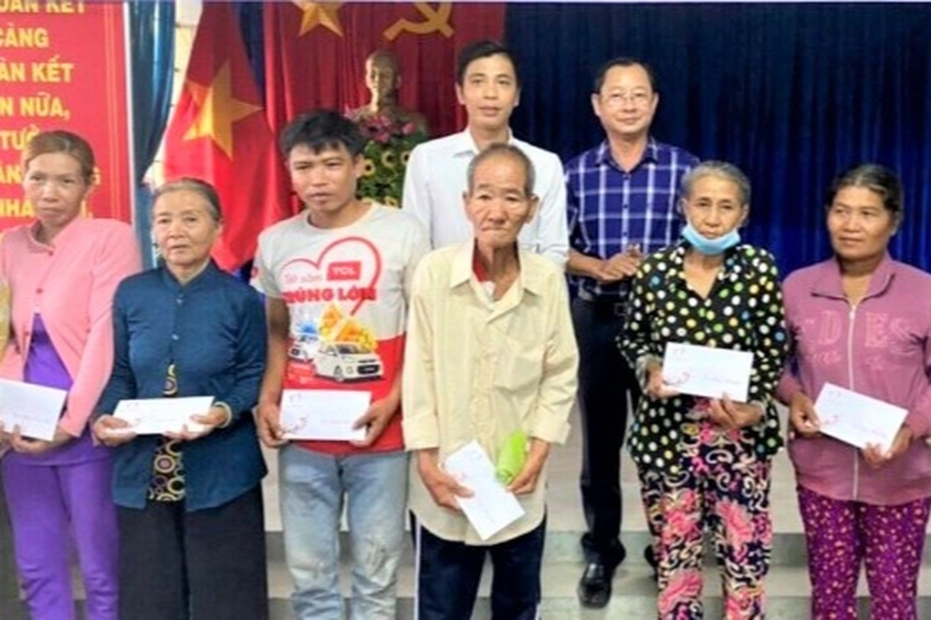 Dịp Tết, hỗ trợ trẻ mồ côi vì Covid-19 và cán bộ hệ số lương thấp - 1 Dịp Tết, hỗ trợ trẻ mồ côi vì Covid-19 và cán bộ hệ số lương thấp - 1