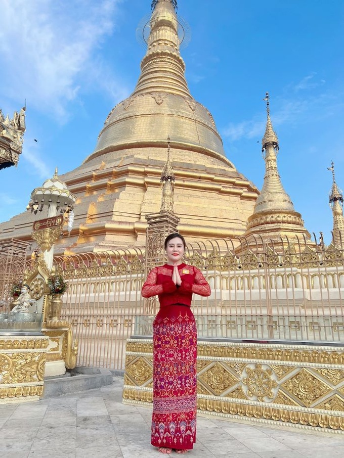 Hoa hậu Kim Oanh tham quan ngôi chùa nổi tiếng nhất Myanmar.