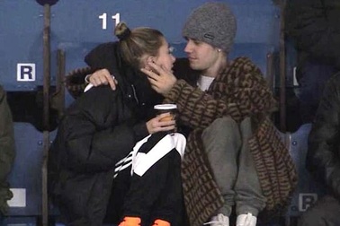 Justin Bieber tình tứ Hailey Baldwin khi đi xem thể thao