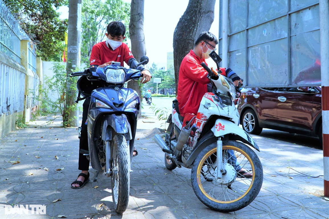 Giá xăng đắt ngang tô phở, shipper tìm thêm nghề tay trái - 1 Giá xăng đắt ngang tô phở, shipper tìm thêm nghề tay trái - 1