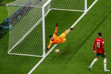 Pháp vào chung kết World Cup 2022, thủ môn Hugo Lloris lập kỷ lục