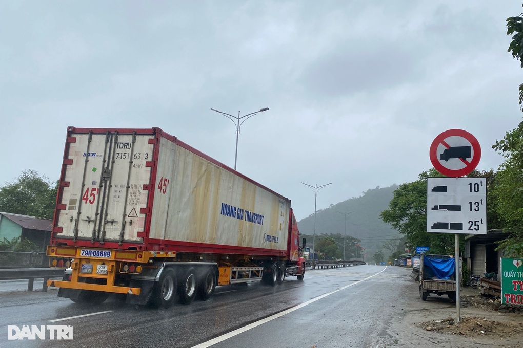 Biển cấm ô tô kiểu trái khoáy trên quốc lộ 1A - 1 Biển cấm ô tô kiểu trái khoáy trên quốc lộ 1A - 1