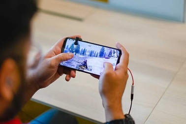 10 sinh viên bị cảnh sát bắt giữ vì... chơi game trên smartphone