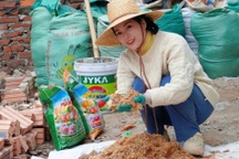 Bỏ lương cao ở Hà Nội, cô gái về quê chi gần tỷ đồng xây nhà, trồng hoa