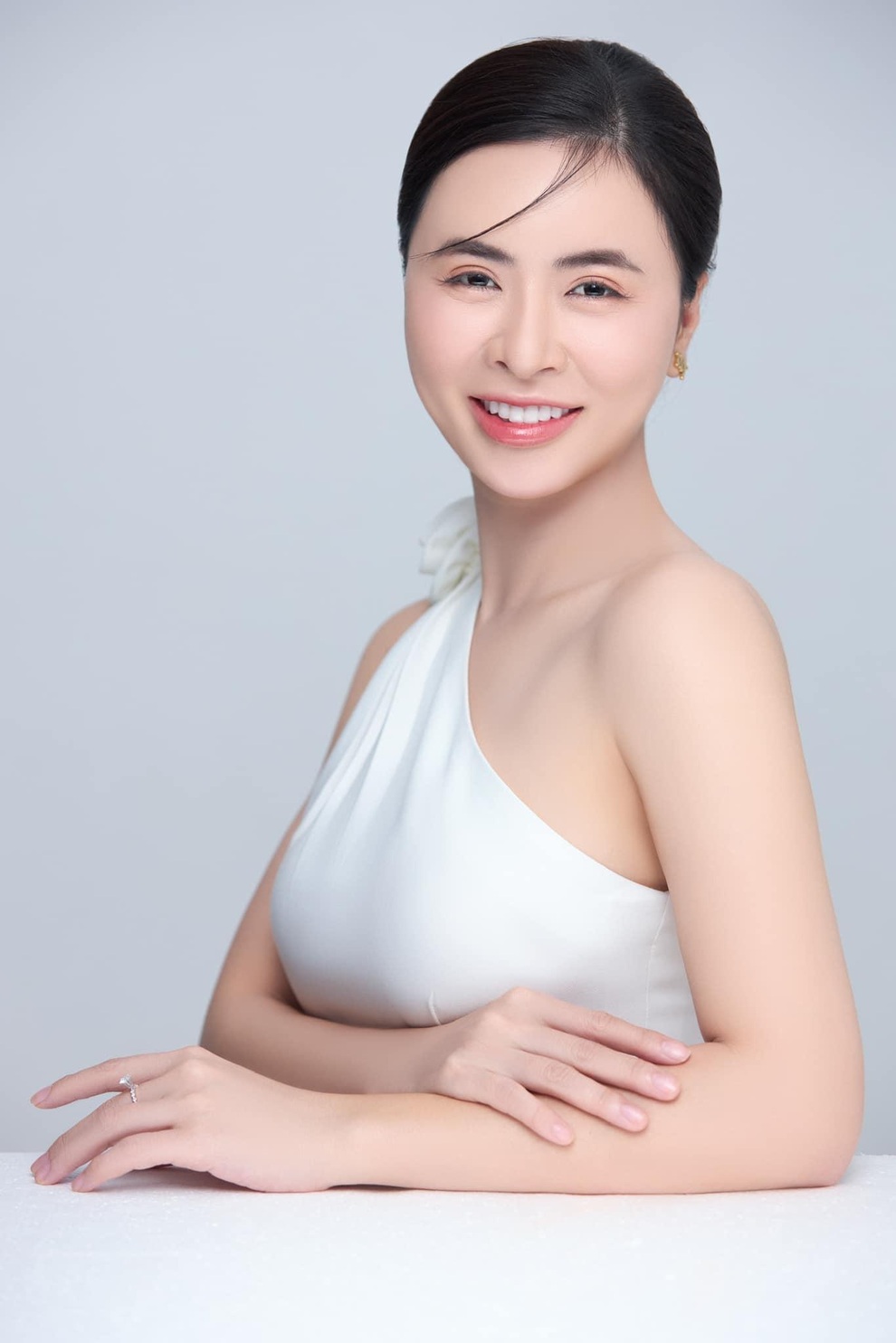Hằng Nga vai Thoa osin: Tự nhận mình đồng bóng, chồng cũng là diễn viên - 2 Hằng Nga vai Thoa osin: Tự nhận mình đồng bóng, chồng cũng là diễn viên - 2