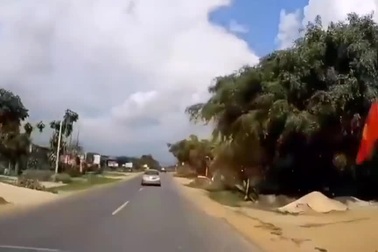 Ô tô chạy ẩu khiến người ngồi trên xe "đứng tim"