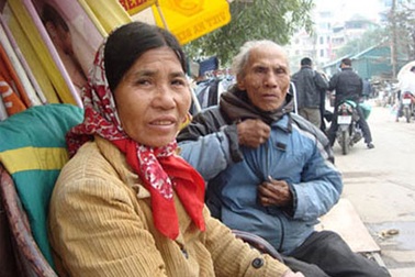 Cụ ông bỏ nhà tiền tỷ sống "vỉa hè" với người yêu 