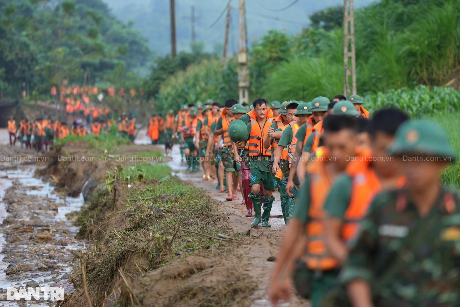 Người đàn ông mất cả gia đình bật khóc chia tay bộ đội ở Làng Nủ - 1