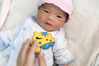 Vừa chào đời, bé trai kháu khỉnh bị mẹ bỏ lại bệnh viện