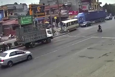 Gây họa vì sang đường không quan sát