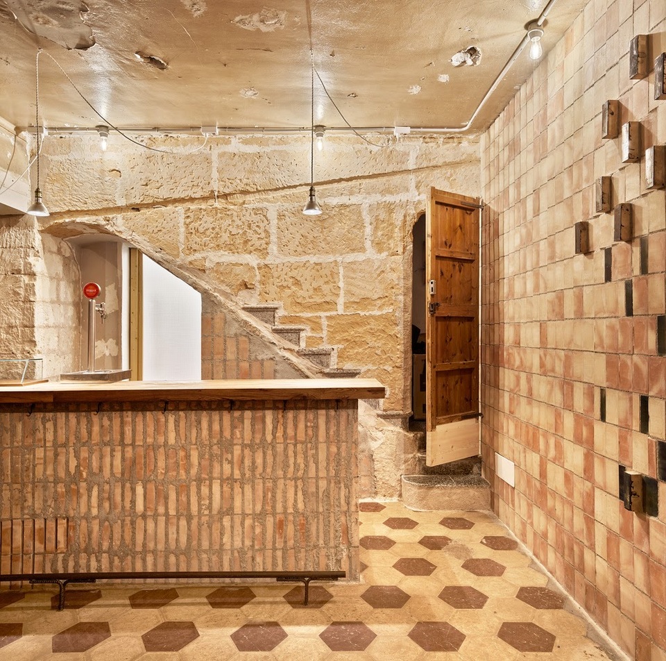 Quán cà phê phong cách đổ nát với trần nhà loang lổ và tường tróc sơn - 8