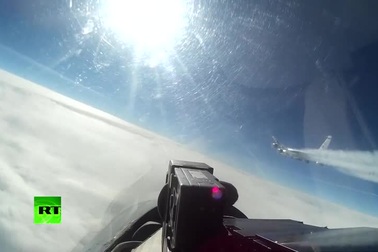 Cận cảnh “hổ mang chúa” Su-27 Nga chặn máy bay do thám của Mỹ