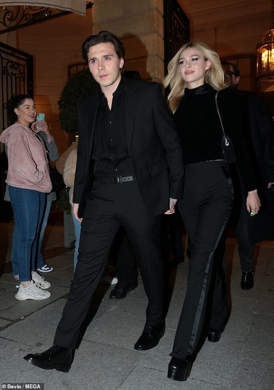 Brooklyn Beckham chuyển tới sống cùng bạn gái hơn tuổi - 4 Brooklyn Beckham chuyển tới sống cùng bạn gái hơn tuổi - 4