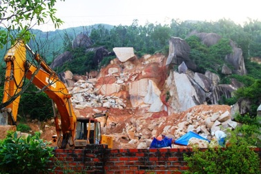 Xử lý khai thác đá trên núi Hòn Chà liệu có… chấm dứt?