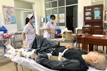 Xe khách tông container:  Phần lớn hành khách là nhà sư, nạn nhân thứ 3 tử vong