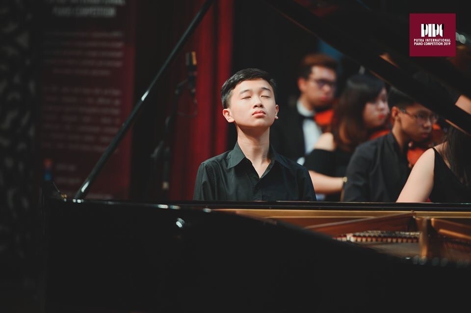 “Cậu bé vàng” piano tự hào khi quốc kỳ Việt Nam tung bay tại các cuộc thi - 1 “Cậu bé vàng” piano tự hào khi quốc kỳ Việt Nam tung bay tại các cuộc thi - 1