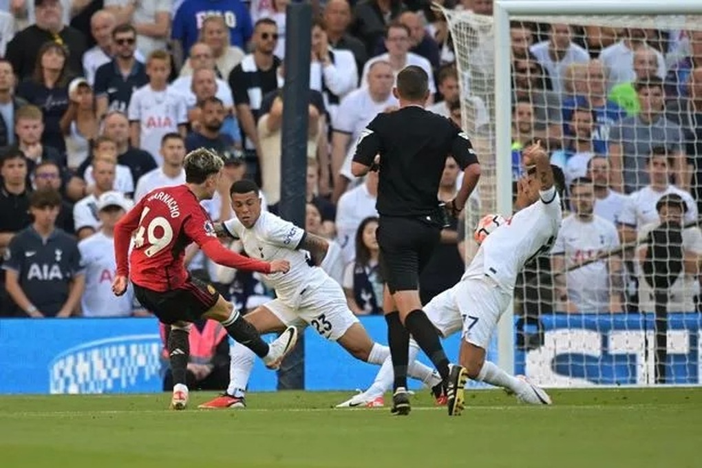 HLV Ten Hag đổ lỗi cho VAR khiến Man Utd thua đau Tottenham - 2 HLV Ten Hag đổ lỗi cho VAR khiến Man Utd thua đau Tottenham - 2