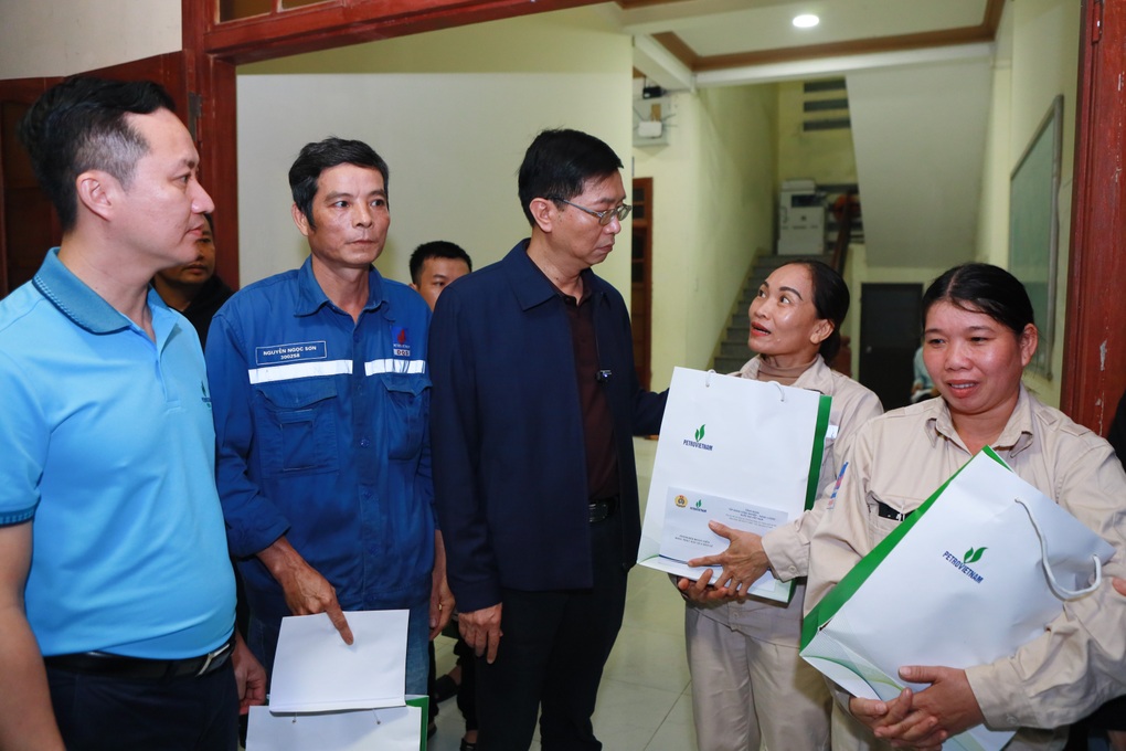 Petrovietnam hỗ trợ các tỉnh miền Trung bị thiên tai - 3 Petrovietnam hỗ trợ các tỉnh miền Trung bị thiên tai - 3