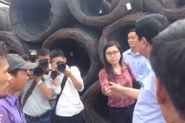 Bí thư Đinh La Thăng đi khảo sát doanh nghiệp gây ô nhiễm sau khi nghe người dân phản ánh