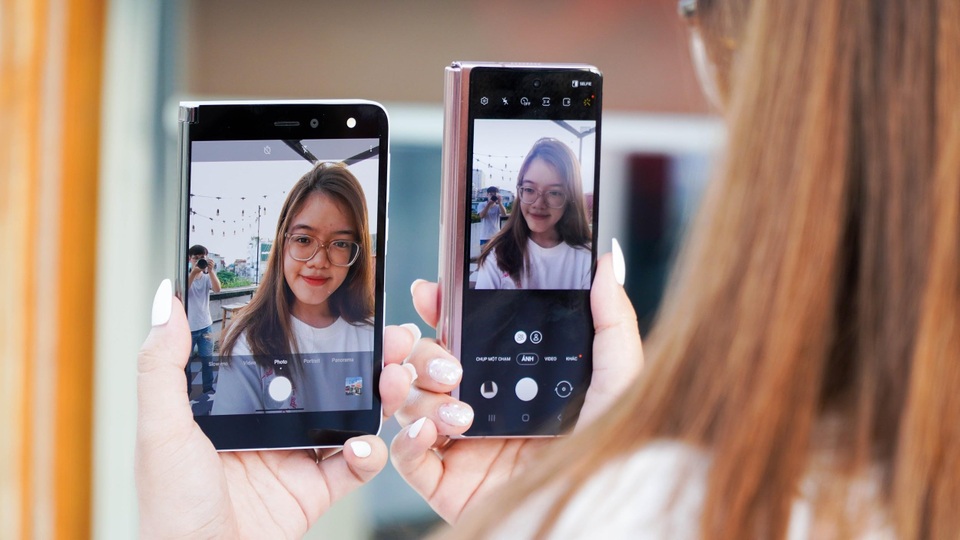 Galaxy Z Fold2 đối đầu Surface Duo: smartphone màn hình gập nào tốt hơn? - 7 Galaxy Z Fold2 đối đầu Surface Duo: smartphone màn hình gập nào tốt hơn? - 7