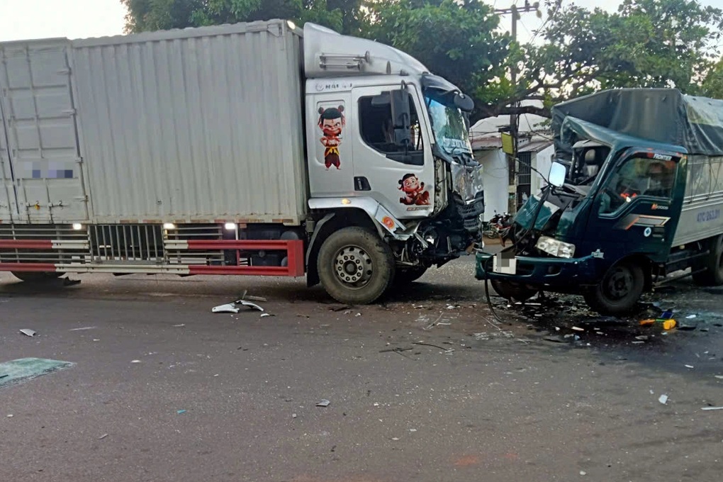 Ô tô cứu hộ gây tai nạn liên hoàn trên quốc lộ 26 - 1 Ô tô cứu hộ gây tai nạn liên hoàn trên quốc lộ 26 - 1