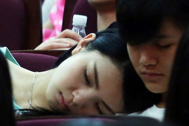 “Ngôi sao điện ảnh tương lai” TQ ngủ gục ngon lành ngày khai giảng