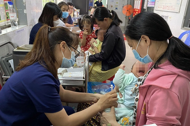 "Không còn vaccine gì" ở nhiều tỉnh, người dân phải tự bỏ tiền tiêm dịch vụ