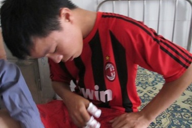 “Kích nổ” bom bi, 5 học sinh bị thương nặng