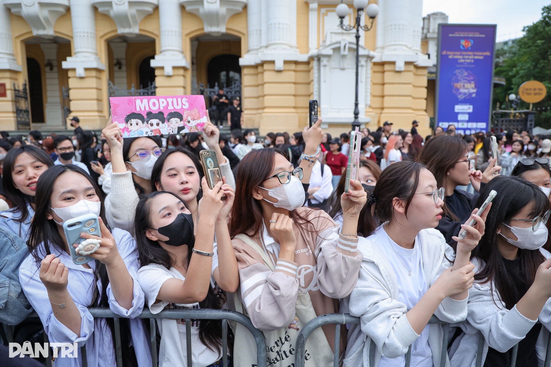 Hàng trăm người hâm mộ hú hét, diễu hành theo xe buýt của dàn Anh trai - 1