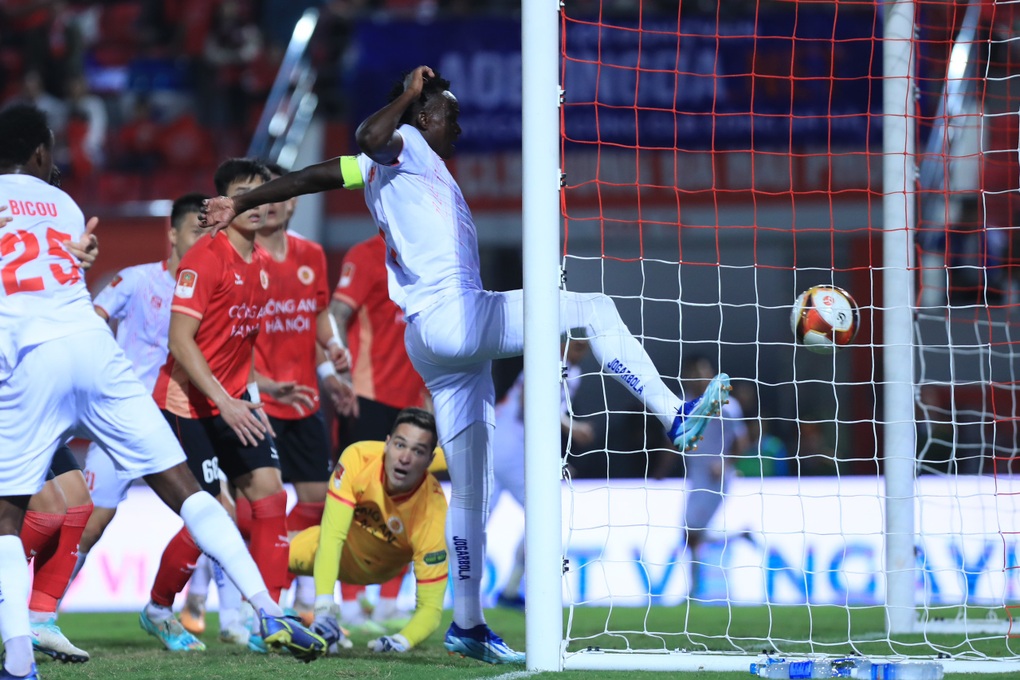 Quang Hải ghi bàn, CLB Công an Hà Nội vẫn thua đậm ở Lạch Tray - 4 Quang Hải ghi bàn, CLB Công an Hà Nội vẫn thua đậm ở Lạch Tray - 4
