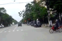 Đi xe máy phong cách "Con đà điểu" - Hiểm họa khó lường