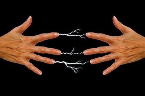 Vì sao mùa đông chạm tay vào đâu cũng giật, nghe tiếng điện tanh tách?