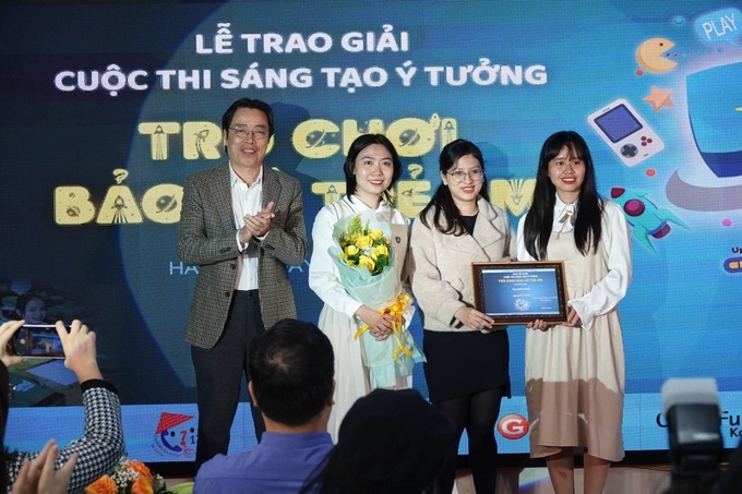 Cục trưởng Cục Trẻ em Đặng Hoa Nam trao giải Nhất Cuộc thi Sáng tạo ý tưởng trò chơi bảo vệ trẻ em cho nhóm Gtem.