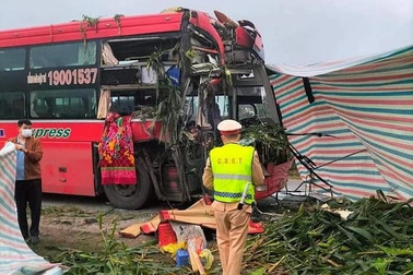 Xe khách nát đầu, 2 người thương vong sau khi đâm xe tải