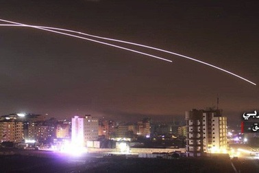 Syria nói Israel trút tên lửa tấn công thủ đô giữa lúc căng thẳng