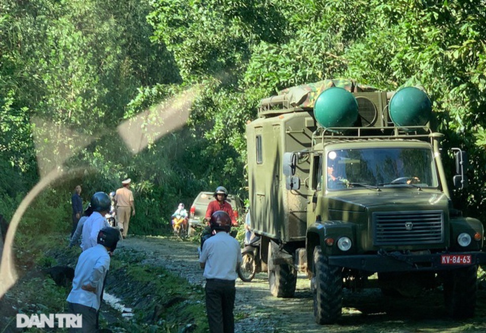 Gấp rút thông đường vào hiện trường tìm kiếm hơn 40 người bị vùi lấp - 7 Gấp rút thông đường vào hiện trường tìm kiếm hơn 40 người bị vùi lấp - 7